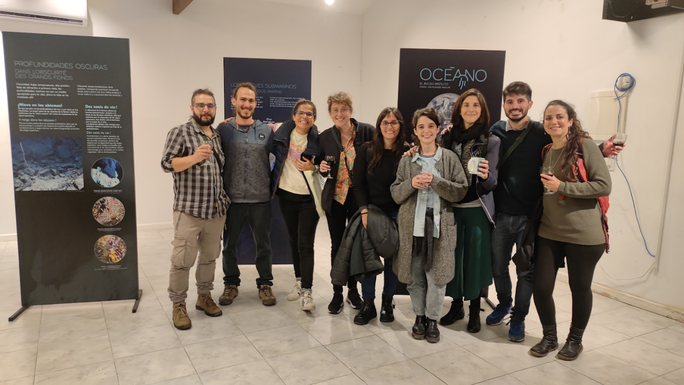 Parte del equipo organizador de la red JICMar junto a colegas en las Jornadas Doctorales del Mar en Uruguay en noviembre de 2022.