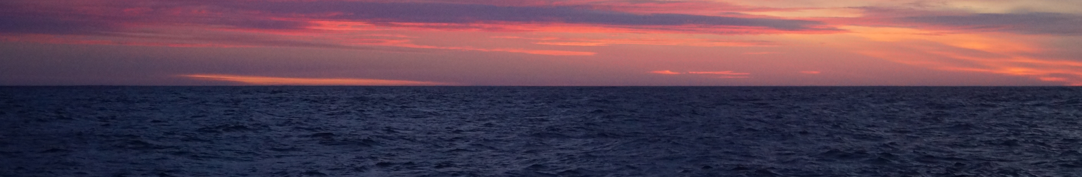 Foto de un atardecer en el mar donde el cielo tiene diversos tonos de color rosa.